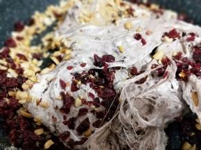 来去蔓越莓干，花生碎，熟黑芝麻翻炒均匀关火。(全程小火)