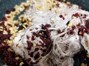 来去蔓越莓干，花生碎，熟黑芝麻翻炒均匀关火。(全程小火)