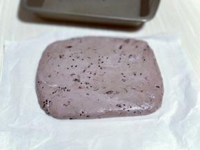 放一张油纸上，整形，可以戴上一次性手套，这样压出来更平整。放凉。