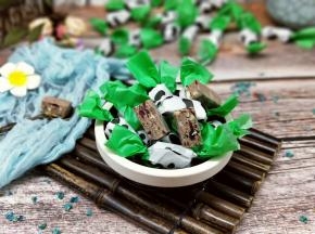 再用糖纸包起来。