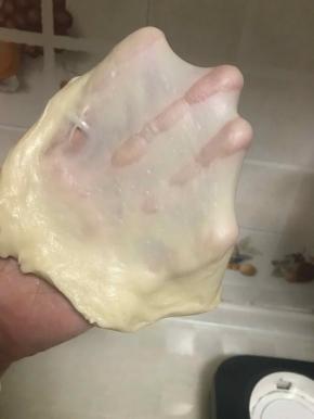 直到面团能拉出手套膜