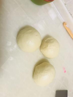 面团分成均匀的三份，慢慢搓成长条