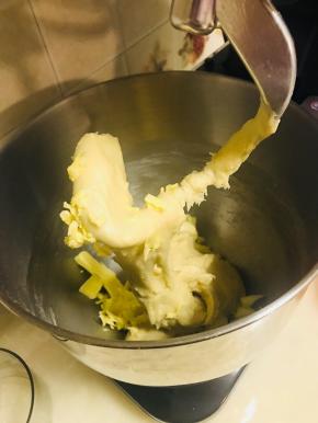 黄油室温软化，切小块，倒入厨师机继续4档。中间停顿休息一下