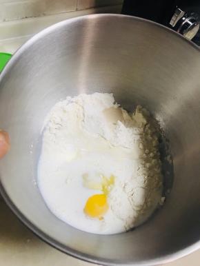 把除了黄油以外所有材料放入厨师机，记得酵母和白糖要对角放