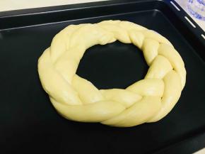 编成花环样式，继续二次发酵。二发完成后拿出刷蛋液，表面撒上蜜豆，烤箱160度，烤25分钟