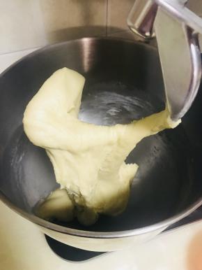 开厨师机三档，所有材料混合成一个光滑的面团