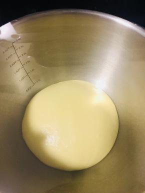 整形放入容器，盖上保鲜膜，烤箱发酵档30度一个小时变成两倍大，用手指蘸干粉不回缩就发酵好了