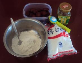 准备所需食材：糯米粉、红枣、桂花酱、白糖