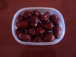 先把红枣洗净、浸泡