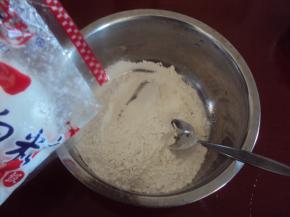 糯米粉中放入白糖