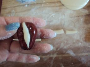 将糯米放入去核的大枣内