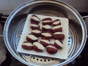 将做好的糯米枣放入蒸锅，蒸制10分钟即可