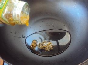 锅内放水，倒入桂花酱