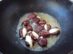烧开，放入蒸好的糯米枣，入味盛出（也可以是煮好淋在糯米枣上）