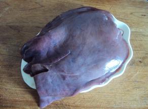 新鲜的猪肝洗净，洗去血水，用清水泡10分钟备用