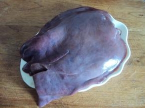 新鲜的猪肝洗净，洗去血水，用清水泡10分钟备用