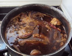 清水中放入各种调料，将猪肝放入大火煮沸，撇去浮沫改小火20分钟左右