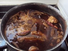 清水中放入各种调料，将猪肝放入大火煮沸，撇去浮沫改小火20分钟左右