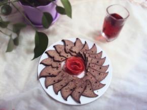 酱好的猪肝切片装盘即可