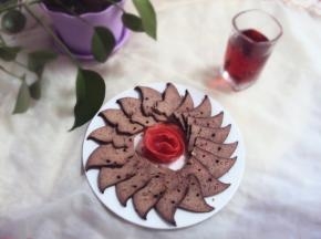 酱好的猪肝切片装盘即可