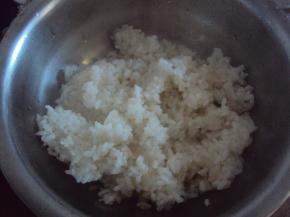 热米饭中调入香油、精盐，搅拌均匀，瞬间米饭就已飘香了，忍住不能偷吃，放一边晾凉备用