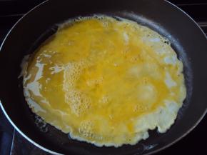 鸡蛋摊成薄一点的蛋皮