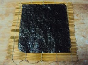 将紫菜铺在竹帘上