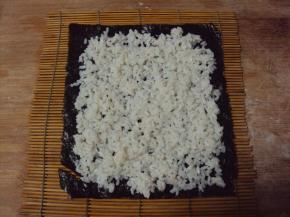 凉好的米饭均匀涂在紫菜上