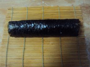 借助竹帘将紫菜米饭等用力卷起，卷实