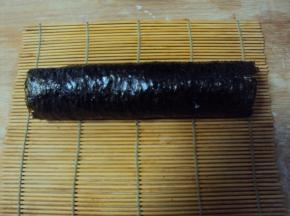 借助竹帘将紫菜米饭等用力卷起，卷实