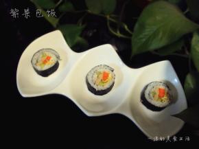 绿芥末、海鲜酱油、醋调汁，菜刀沾水，将卷好的紫菜包饭切段摆盘