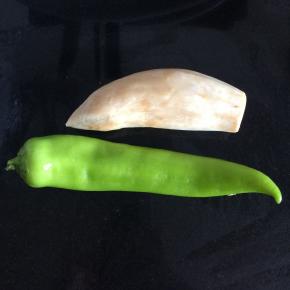 准备食材：尖椒、杏鲍菇