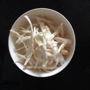 把杏鲍菇撕成丝，越细越好