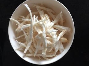 把杏鲍菇撕成丝，越细越好