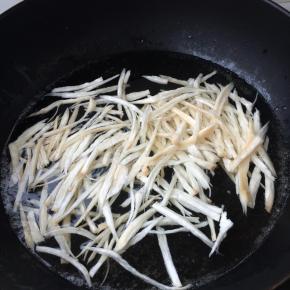 沸水焯烫杏鲍菇，捞出沥去水分