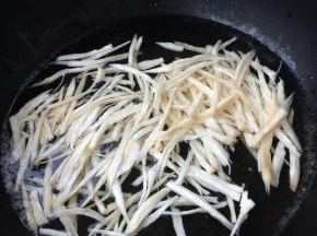 沸水焯烫杏鲍菇，捞出沥去水分