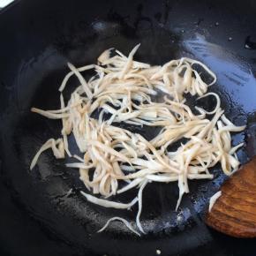 放入杏鲍菇，放酱油、精盐、黑胡椒快速翻炒入味