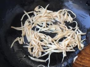 放入杏鲍菇，放酱油、精盐、黑胡椒快速翻炒入味