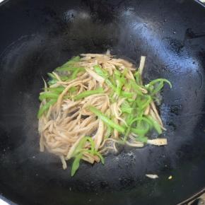 临出锅放青椒丝、味精调味即可