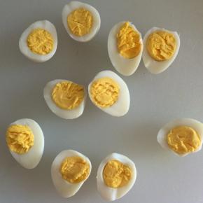 鹌鹑蛋煮好后，剥去外壳，对切