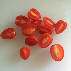 小柿子洗干净，对切