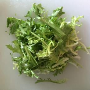 苦菊洗净沥水，切寸段