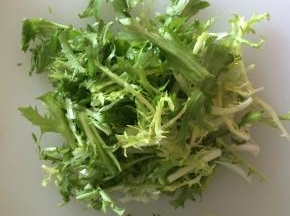 苦菊洗净沥水，切寸段