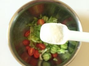 把除去鹌鹑蛋以外的食材放在一起，加精盐、白糖、蘑菇精调味