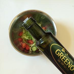 放入有机亚麻籽油，拌均匀