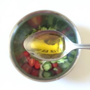 油色金黄、清香、清澈的有机亚麻籽油只需放两滴即可