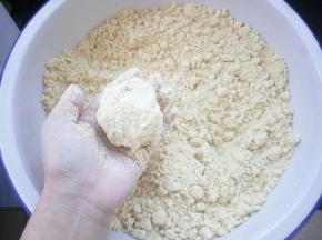 用温热水边倒水边搅拌，最后用手搓成均匀的湿粉状，视干湿程度添加水，可以团成不太松散的团就可以了，不能太干，干了蒸出来发硬，但是也不能太软了