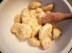 用擀面杖或捣蒜的槌子把窝头压紧实，都黏在一起，压差不多了用手揉光滑