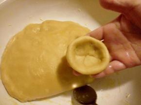 趁热用勺子切一小团面，搓一搓，揉圆，再捏个窝窝