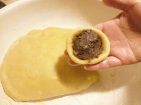 放入适量豆沙